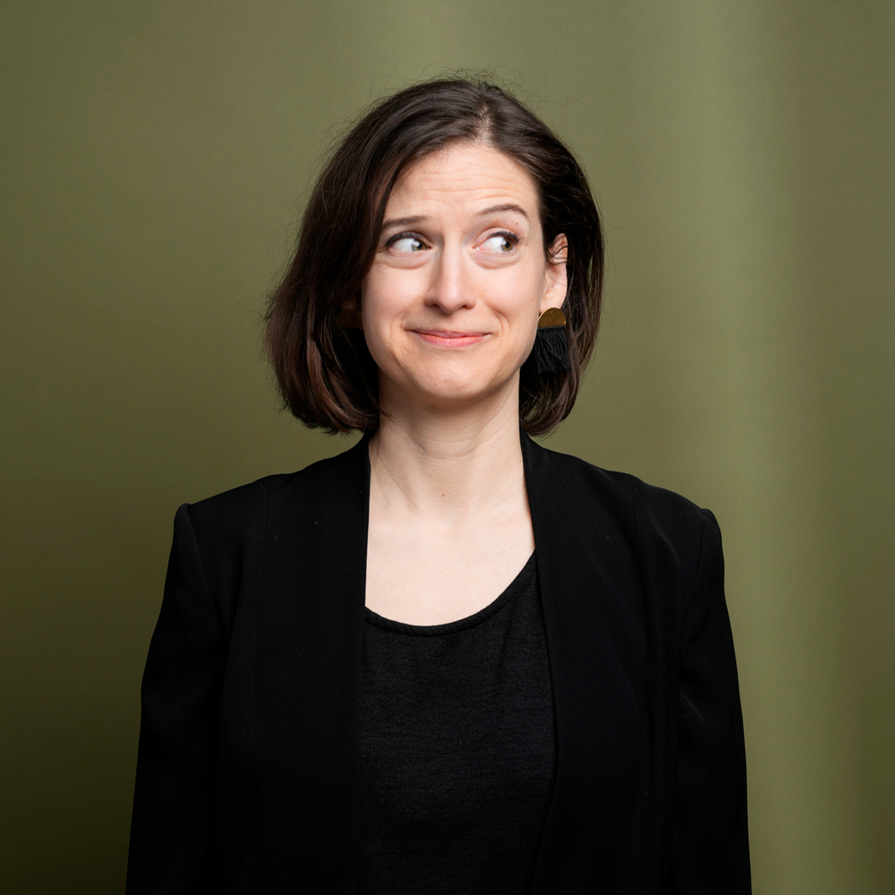 Headshot of Kate Murphy with green background
