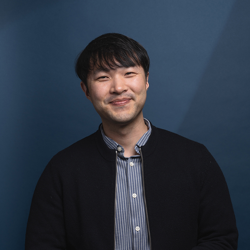 Headshot of Daejeong Kim with blue background