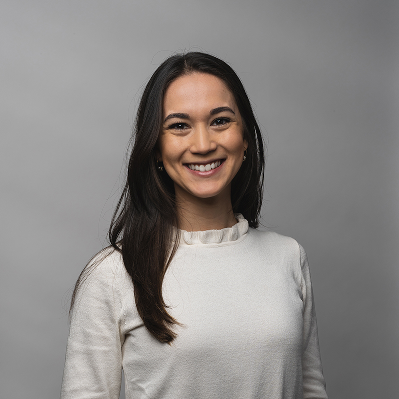 Headshot of Elisabeth Mansfield with dark gray background