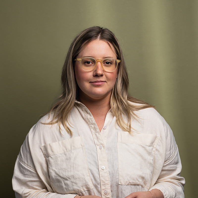 Headshot of Elyse King with green background