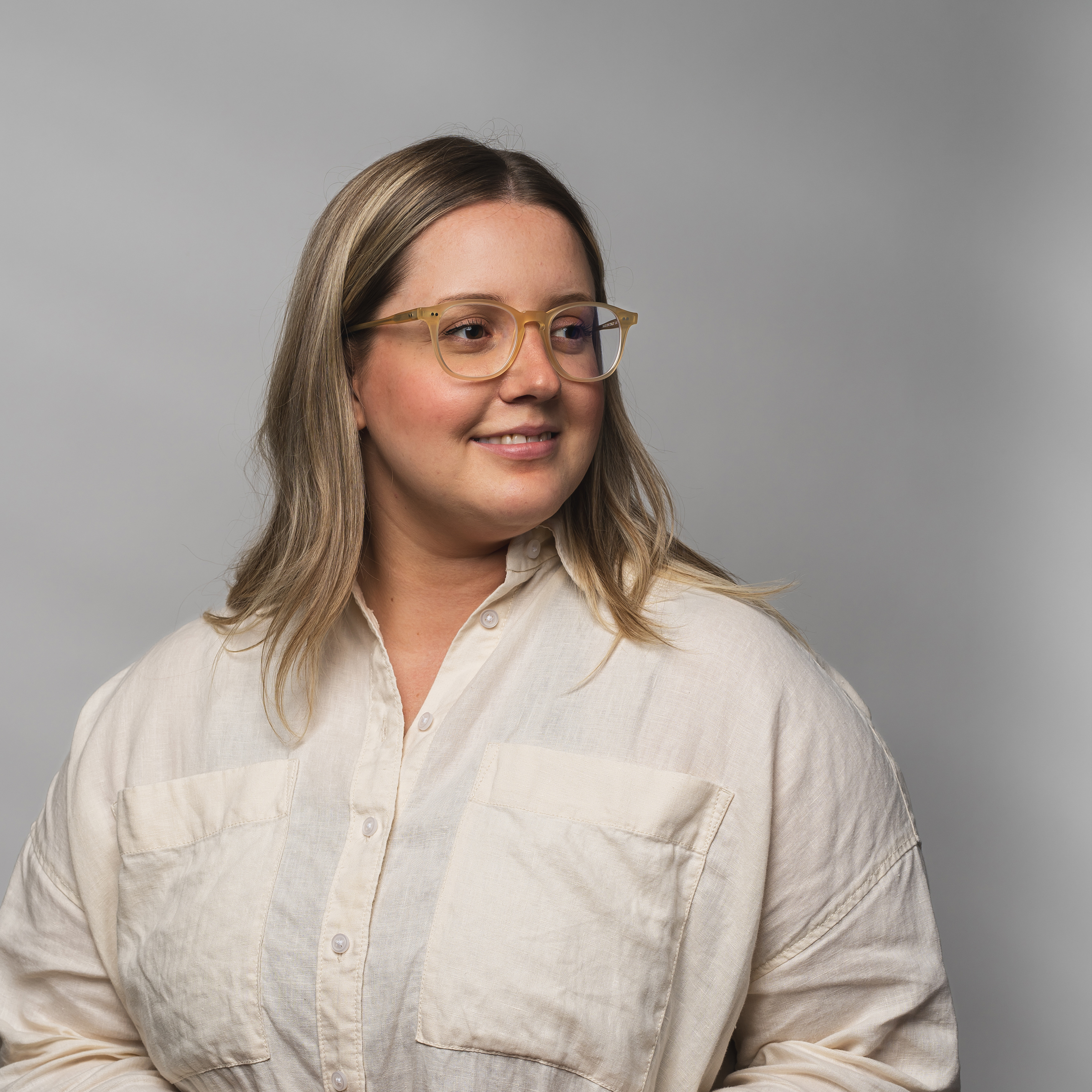 Headshot of Elyse King with dark gray background