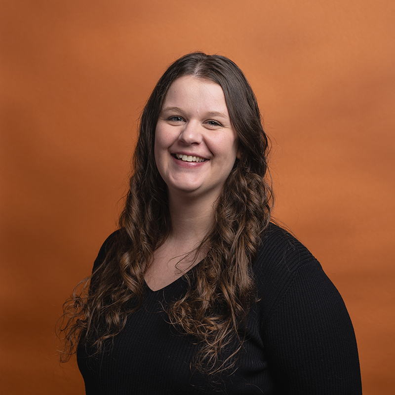 Headshot of Jennifer Kozubek with orange background